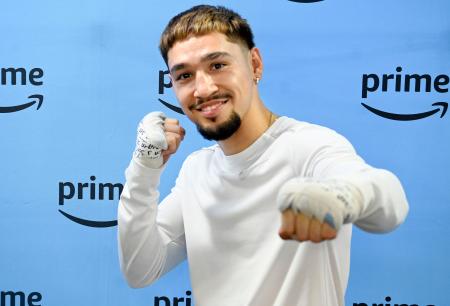 　ＷＢＯフライ級王座決定戦に向けた練習を公開し、ポーズをとるアンソニー・オラスクアガ＝東京都内