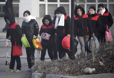 中国遼寧省丹東で、工場に出勤する北朝鮮人女性ら＝２０１９年１２月（共同）