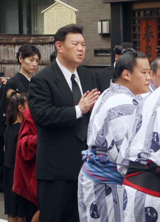 岩友親方の葬儀・告別式の出棺に際し手を合わせる春日野親方＝１１日午後、東京都墨田区の春日野部屋