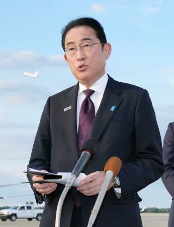 　米ワシントン郊外のアンドルーズ空軍基地で取材に応じる岸田首相＝１１日（共同）