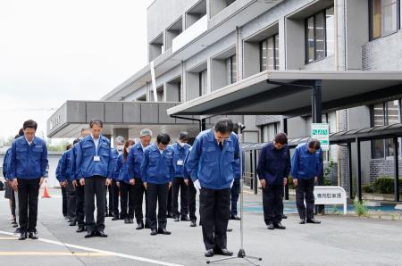 ２０１２年７月の九州北部豪雨の犠牲者を悼み、黙とうする熊本県阿蘇市の佐藤義興市長（手前）と職員＝１２日午前、阿蘇市