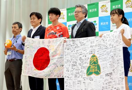 　母校の中学校で行われた壮行会に出席した陸上男子４００メートルでパリ五輪代表の佐藤拳太郎（中央）＝１２日、埼玉県所沢市