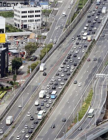 昨年８月、お盆のラッシュで下り線が渋滞する東名高速道路＝神奈川県厚木市