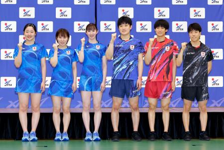 記者会見でポーズをとる卓球日本代表の（左から）女子の張本美和、平野美宇、早田ひな、男子の張本智和、戸上隼輔、篠塚大登＝１２日、東京都北区の味の素ナショナルトレーニングセンター