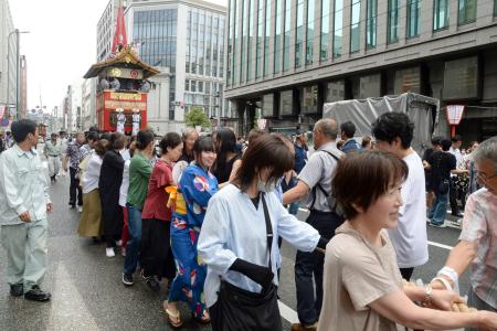 　京都・祇園祭の前祭「山鉾巡行」を前に行われた鉾の試し引き「曳き初め」＝１２日午後