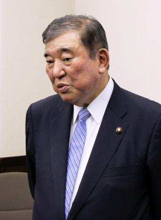 　鳥取県米子市で取材に応じる自民党の石破元幹事長＝１２日午後