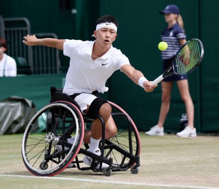 　車いすの部男子シングルス準決勝でプレーする小田凱人＝ウィンブルドン（共同）