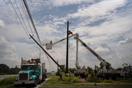 電線を修理する作業員＝１１日、米南部テキサス州ヒューストン（ゲッティ＝共同）