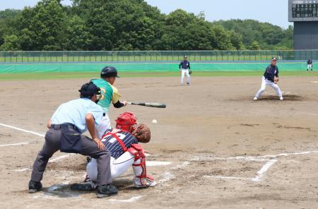 秋田県大仙市で開幕した「第６回全国５００歳野球大会」＝１３日午前