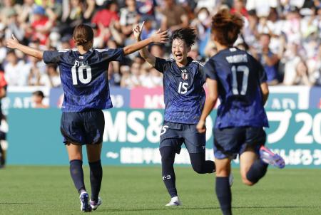 　日本―ガーナ　後半、チーム３点目のゴールを決め、駆け出す藤野（中央）＝金沢ゴーゴーカレースタジアム