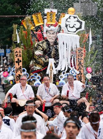 　「集団山笠見せ」で披露された「中洲流」の舁き山笠＝１３日午後、福岡市