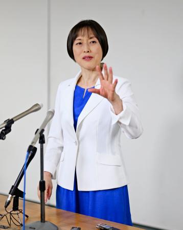 記者団の取材に答える共産党の田村委員長＝１３日午後、東京都渋谷区の党本部