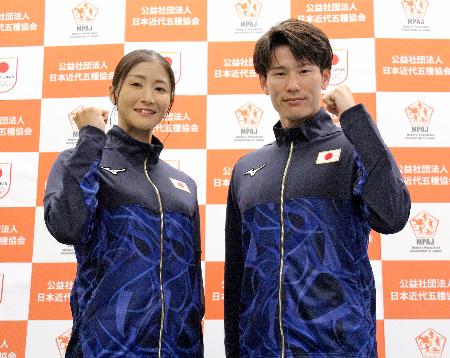 　記者会見し、ポーズを取る近代五種のパリ五輪日本代表の内田美咲（左）、佐藤大宗＝１３日、東京都新宿区