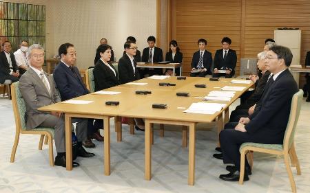 皇族数確保策を巡り、意見聴取を受ける立憲民主党の野田元首相（左手前から２人目）ら＝６月、衆院議長公邸