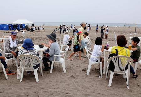 　海開きが行われた、能登半島地震で隆起した石川県輪島市町野町の海岸＝１４日午後