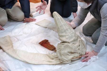 上杉謙信が身につけたとされる烏帽子形白綾頭巾（上杉神社提供）