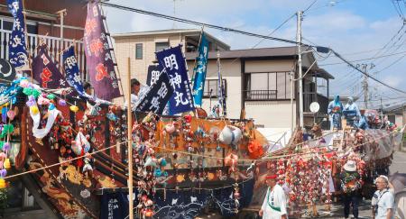 高来神社の「御船祭」で神奈川県大磯町内を巡行する船形山車＝１４日午後