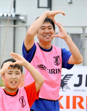 石川県珠洲市を訪れ、復興支援のイベントに参加したサッカー日本代表の森保一監督（右）＝１４日