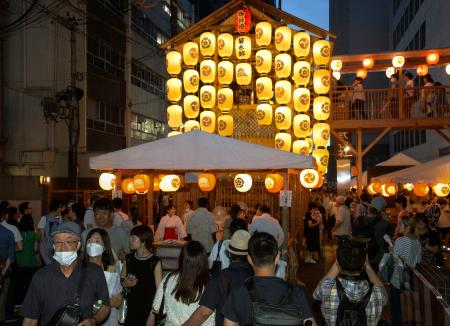 祇園祭の「宵々々山」を迎え、山鉾を見物する人たち＝１４日夕、京都市