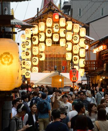 　祇園祭の「宵々々山」を迎え、山鉾を見物する人たち＝１４日夕、京都市