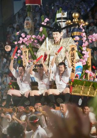 博多祇園山笠の「追い山笠」で、櫛田神社の境内を駆け抜ける「西流」の舁き山笠＝１５日早朝、福岡市