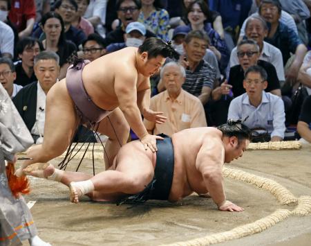 貴景勝（下）が送り投げで翔猿に敗れる＝ドルフィンズアリーナ