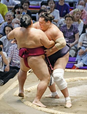 　照ノ富士（右）が寄り切りで御嶽海を下す＝ドルフィンズアリーナ