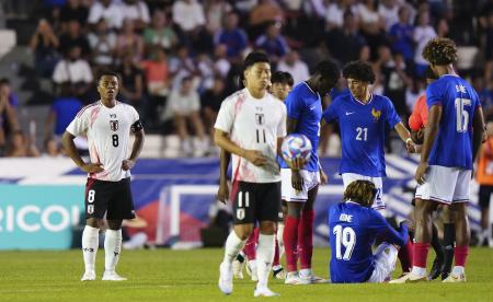 　日本―フランス　後半、フランスに同点ゴールを決められ、ぼうぜんとする藤田（左端）＝トゥーロン（共同）