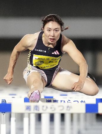 女子１００メートル障害　１２秒６９の日本新記録で優勝した福部真子＝レモンガススタジアム平塚