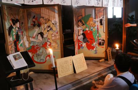 　「土佐赤岡絵金祭り」で商店街の軒先に展示されたびょうぶ絵＝２０日夜、高知県香南市