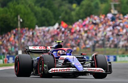 　Ｆ１ハンガリーＧＰ予選で走行するＲＢの角田裕毅＝２０日、モジョロード（ロイター＝共同）