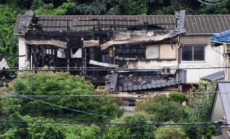 　北九州市小倉北区の住宅火災現場＝２１日午前