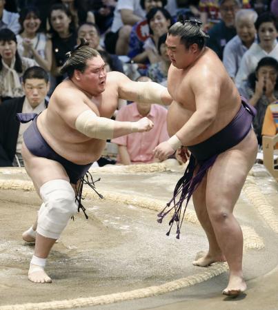 　照ノ富士（左）が押し出しで湘南乃海を下す＝ドルフィンズアリーナ