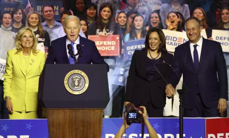 　集会に出席したバイデン米大統領（前列左から２人目）とハリス副大統領（同３人目）。左端はバイデン氏の妻ジルさん、右端はハリス氏の夫エムホフ氏＝１月、米バージニア州マナサス（共同）