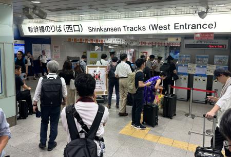 　東海道新幹線豊橋―三河安城間で保守用車が脱輪し、復旧作業のため東京―名古屋間で始発から運転見合わせとなり混み合うＪＲ新横浜駅の新幹線改札前＝２２日午前６時ごろ