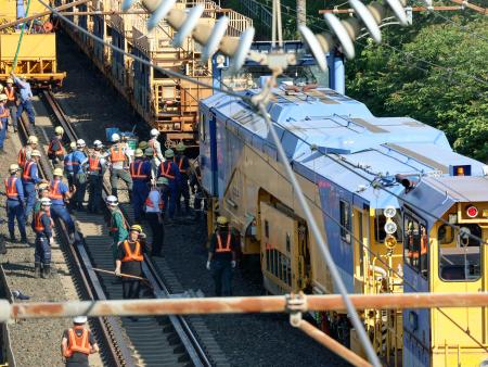 　東海道新幹線豊橋―三河安城間で脱線した保守用車＝２２日午前７時２７分、愛知県蒲郡市