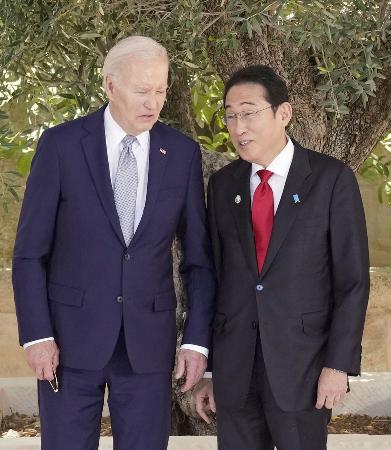 　Ｇ７サミットでバイデン米大統領（左）と言葉を交わす岸田首相＝６月、イタリア（共同）