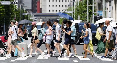 暑さの中、東京・銀座を行き交う人たち＝３日