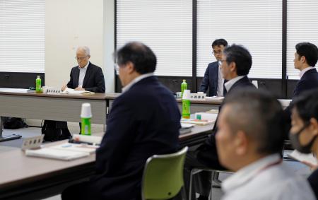 　厚労省で開かれた中央最低賃金審議会の小委員会＝２３日午後