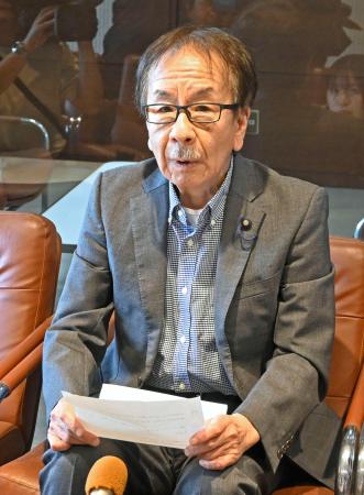 　議員辞職を表明する宮城県大河原町議会の佐藤貴久町議＝２４日午前、大河原町役場