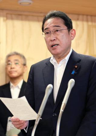 記者団の取材に応じる岸田首相＝２４日午後、北海道千歳市（代表撮影）