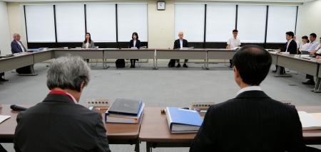 厚労省で開かれた中央最低賃金審議会の小委員会＝２４日午前