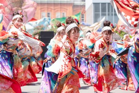 　高知のよさこい祭りのパフォーマンス（提供写真）