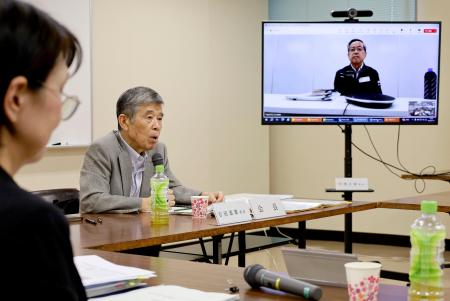 　熊本市交通局の路面電車の相次ぐトラブルで設置された検証委で発言する吉田道雄会長（奥）＝２５日午後、熊本市