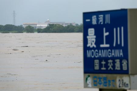 　大雨の影響で増水した最上川＝２６日午前９時１９分、山形県酒田市