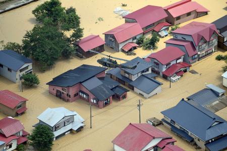 　大雨の影響で浸水した山形県戸沢村の住宅を捜索する自衛隊のヘリ＝２６日午前１０時３６分（共同通信社機から）