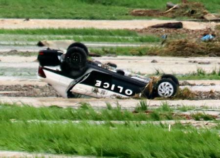 　山形県新庄市で流されたと見られるパトカー＝２６日午前９時３３分