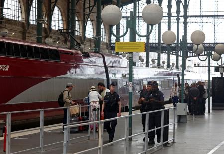 　２６日、高速列車網への破壊行為を受けて、パリ北駅をパトロールする警察官ら（ロイター＝共同）