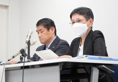 横浜市教育委員会による裁判傍聴妨害問題の検証結果について記者会見する伊東克宏弁護士（左）ら＝２６日午後、横浜市役所