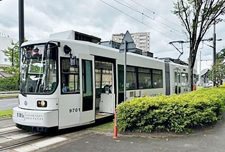 　脱線した熊本市交通局の路面電車＝２６日、熊本市（同市提供）